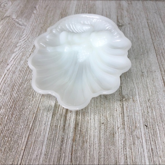Vintage Avon Milk Glass Cherub on a Shell Dish - Picture 5 of 16